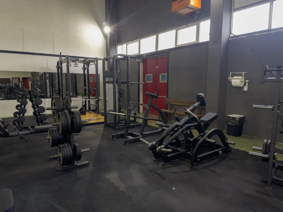 Zona pesi liberi di Alpha Elite Fitness Club